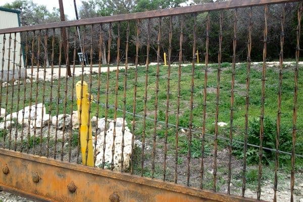 Sturdy Vertical Barbwire (R4)